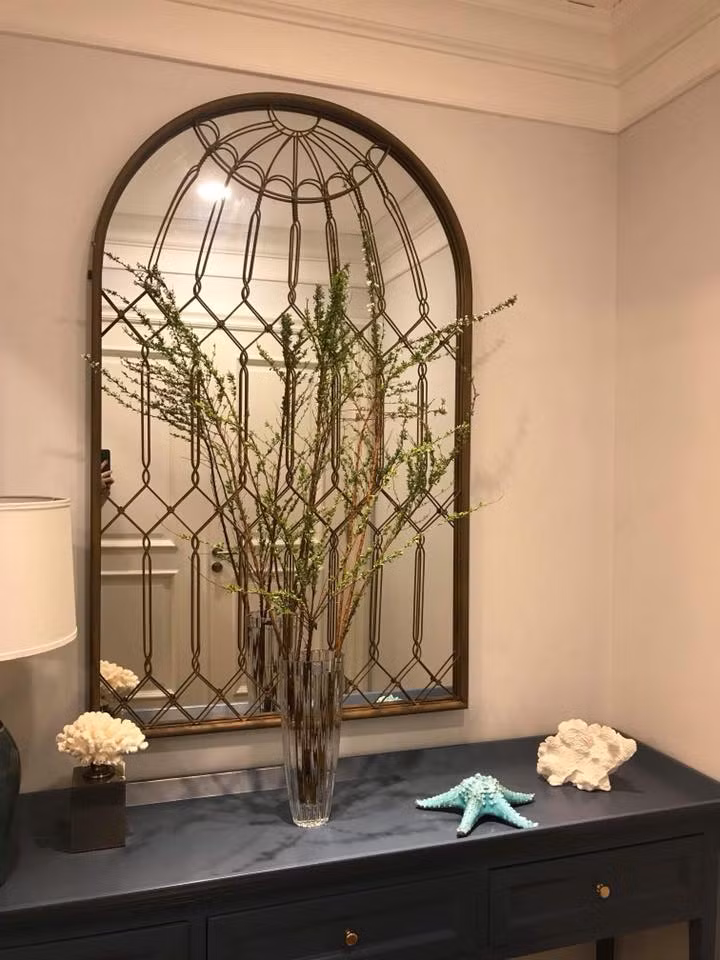 Sở hữu vẻ đẹp nhã nhặn, hoa tuyết mai có thể đặt trên bàn khách, cạnh cửa sổ... Ảnh: Shop Hoa Cát Tường.