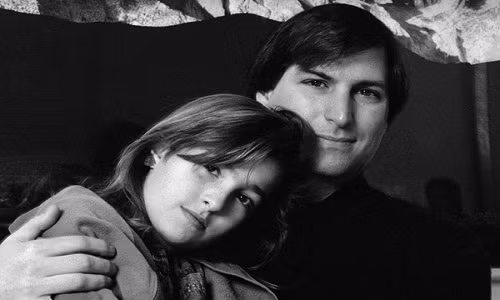 Steve Jobs chụp hình bên con gái Lisa