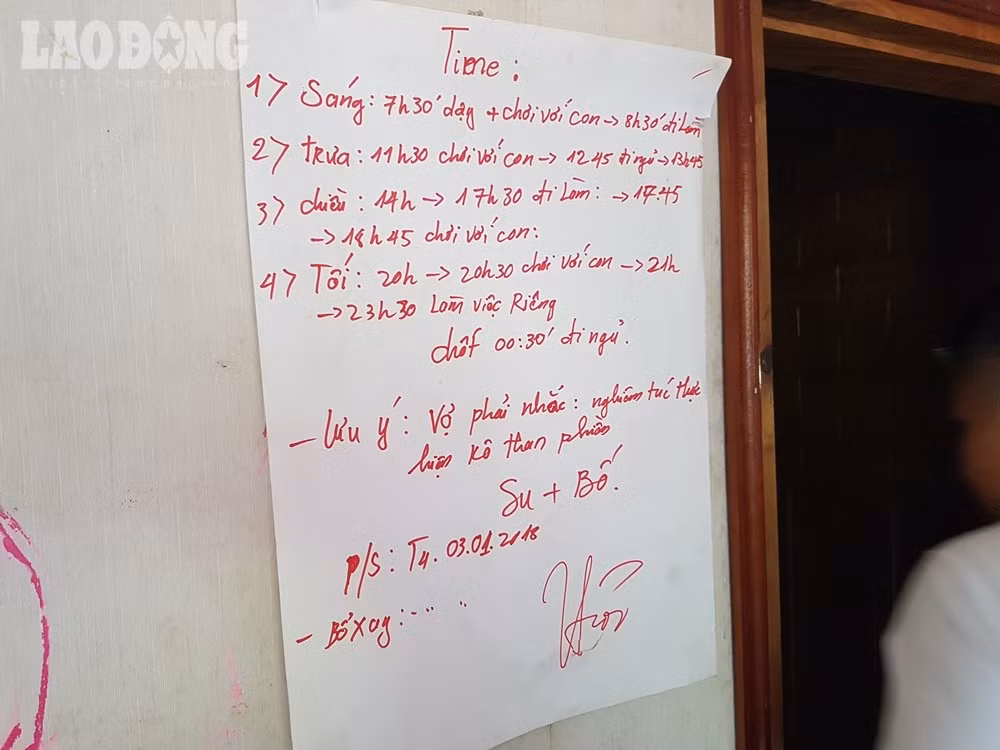 Điều đáng chú ý, trong căn nhà của Thuận có một bảng thời khóa biểu, trong đó có chi tiết thường xuyên "chơi với con".