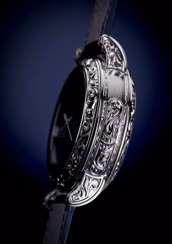 Bên trong chiếc đồng hồ là một Tourbillon siêu nhẹ, trọng lượng chỉ có 0.3 gram, đảm bảo cho độ chính xác của đồng hồ bị lệch không quá 2s/ngày. Ảnh: Likewatch.