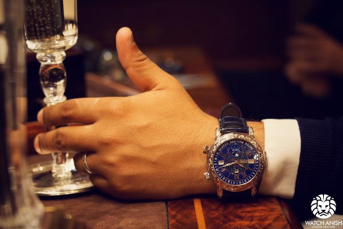 Siêu phẩm đồng hồ Patek Philippe này sở hữu lớp vỏ bằng vàng 18K được chạm khắc tinh xảo với kích thước mặt 44mm. Ảnh: Watch Anish.