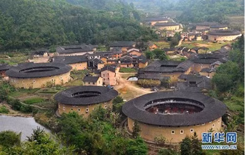 Những ngôi nhà tròn độc đáo này còn được biết đến cái tên Thổ lâu, được xây dựng từ thế kỷ 12 đến thế kỉ 20, nằm ở khu vực miền núi phía Đông Nam tỉnh Phúc Kiến, Trung Quốc. Ảnh: News.
