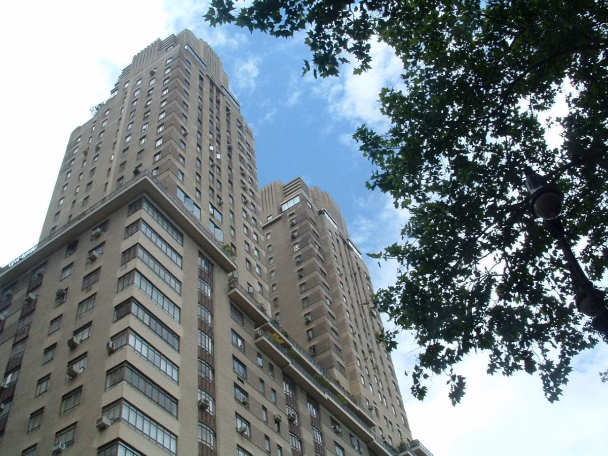 Năm 1999, Jeff Bezos bỏ ra 7,65 triệu USD mua 3 căn hộ trong toà nhà Century ở 25 Central Park West phía tây New York. Ảnh: BI.