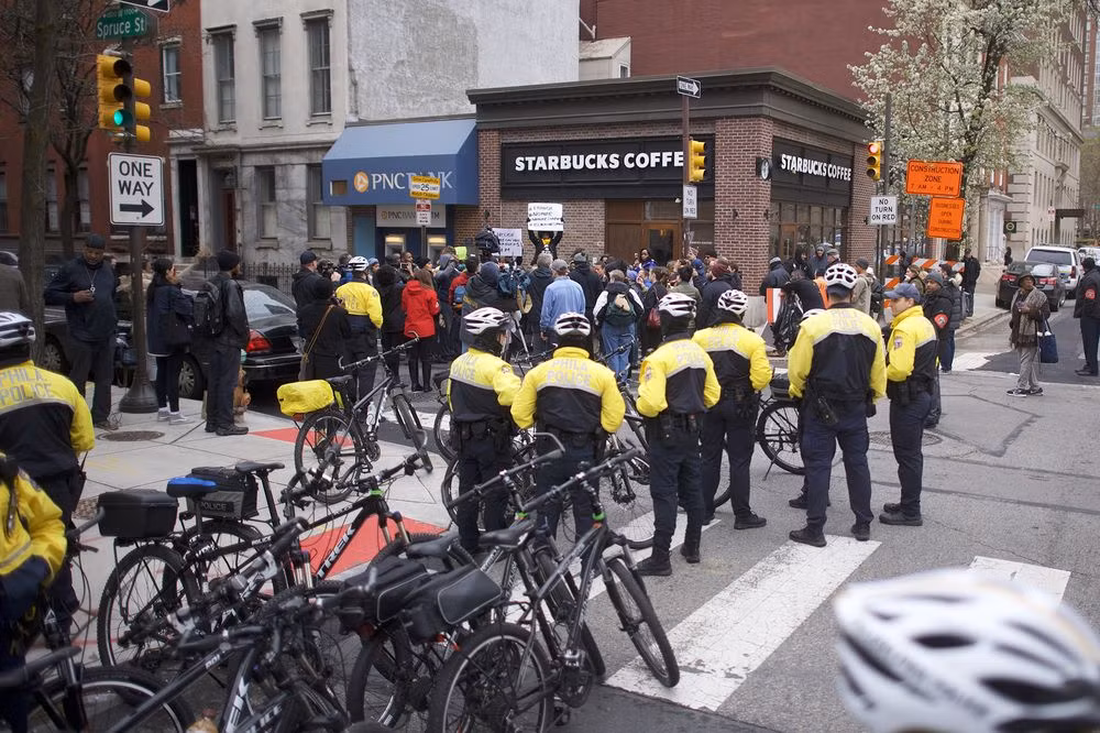 Vụ scandal khiến hàng chục người tụ tập, biểu tình trước cửa hàng Starbucks. Ảnh: Bloomberg.