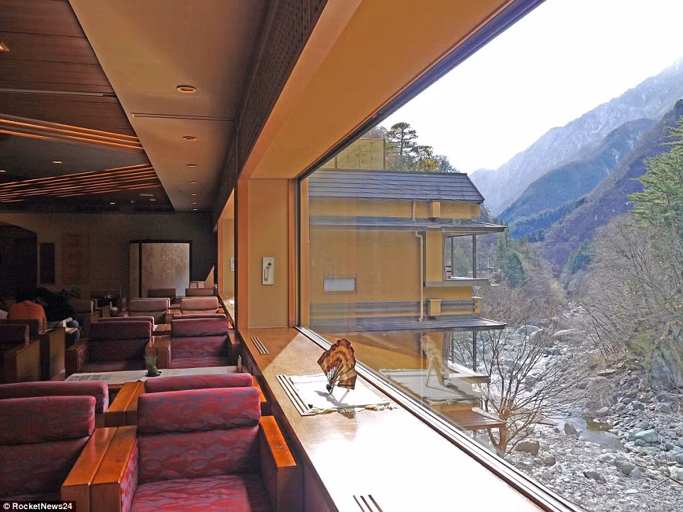 Xây dựng từ năm 705 sau Công nguyên, khách sạn Nishiyama Onsen Keiunkan tọa lạc trong một thung lũng và được bao quanh bởi dãy núi hùng vĩ.