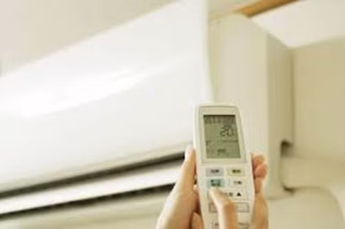 Sau khi tắt điều hòa bằng điều khiển từ xa, hãy ngắt luôn Aptomat, vì thực tế, khi tắt bằng điều khiển, máy vẫn ngầm tiêu thụ điện.