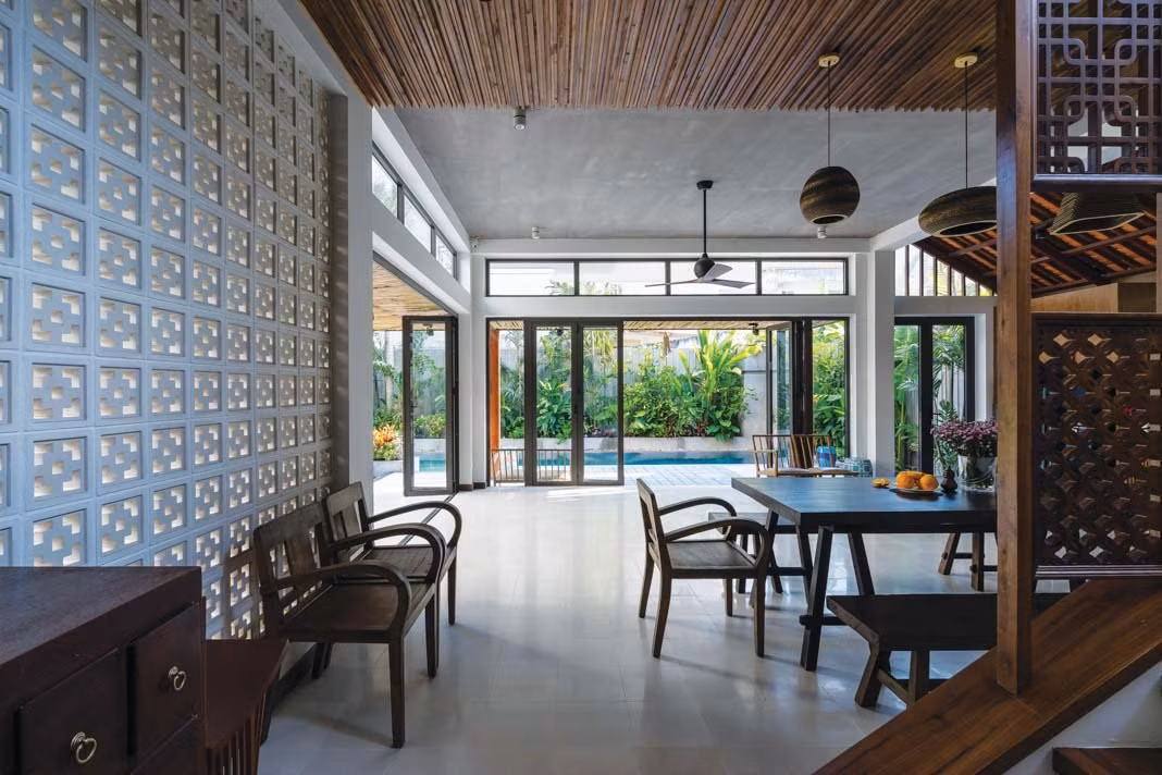 Khu vực ăn uống thiết kế mở tràn ngập ánh sáng.