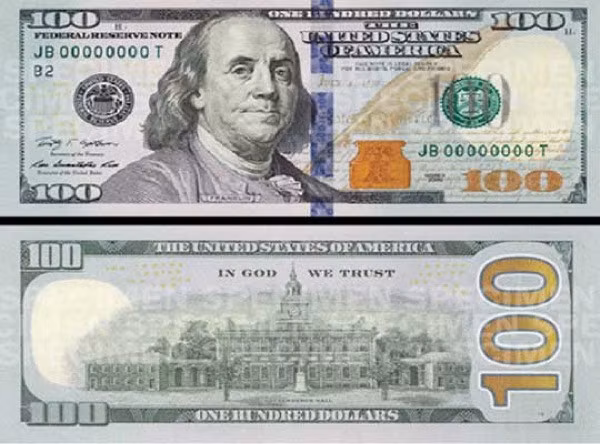 Đồng 100 USD phát hành năm 2010 sử dụng công nghệ in nổi đặc biệt cùng hiệu ứng đổi màu trên nền họa tiết phức tạp nên rất khó làm giả. Ảnh: Rediff.