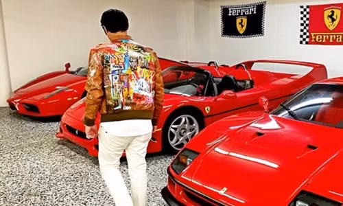 Dạo phố chơi Tết bằng hàng loạt chiếc Ferrari đắt tiền.