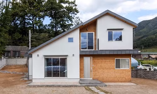 Ngôi nhà nhỏ 2 tầng xây trên diện tích 35m2 này là công trình thiết kế của nhóm Woodsun tại Hàn Quốc. Mặt tiền ngôi nhà thu hút người nhìn bởi thiết kế mái nghiêng độc đáo cùng sự kết hợp của nhiều yếu tố như gỗ, bê tông và kính.