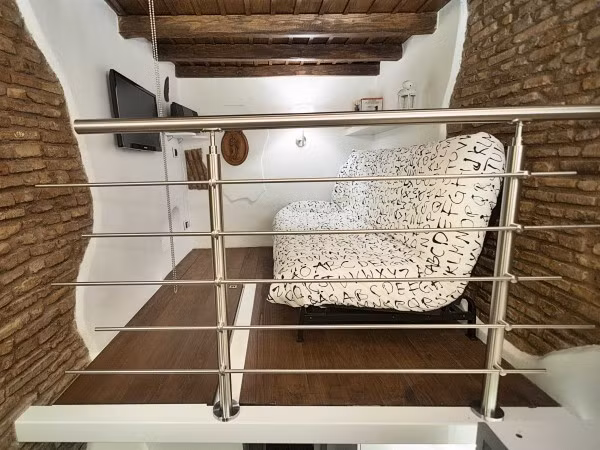 Chiếc giường có thể gấp lên làm ghế sofa và biến không gian thành phòng khách sang trọng.
