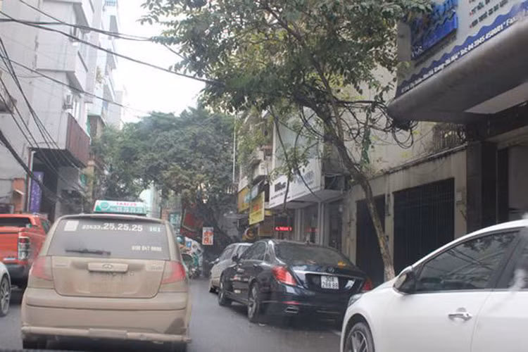 Phía ngoài mặt đường, xe đỗ kín 2 hàng khiến di chuyển vô cùng khó khăn.