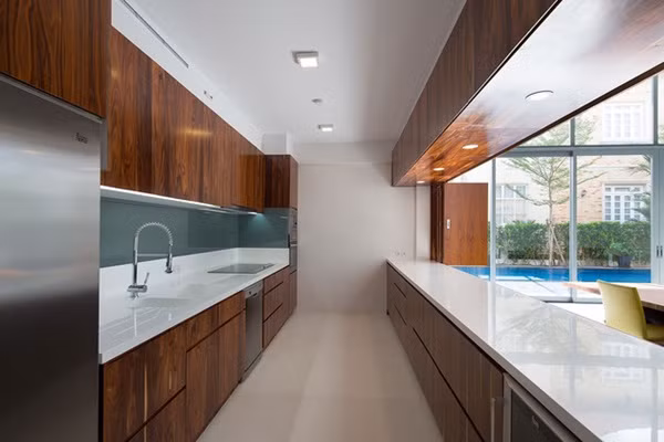 Nhà bếp có tầm nhìn tuyệt vời ra bể bơi.