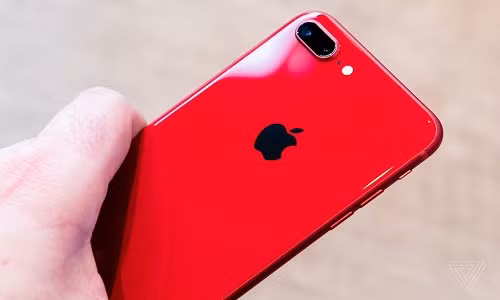 Phiên bản iPhone 8 và iPhone 8 Plus màu đỏ vừa xuất hiện vào hôm qua (11/4). Sự khác biệt lớn nhất của iPhone 8 màu đỏ và chiếc iPhone 7 đỏ của năm rồi nằm ở mặt lưng.