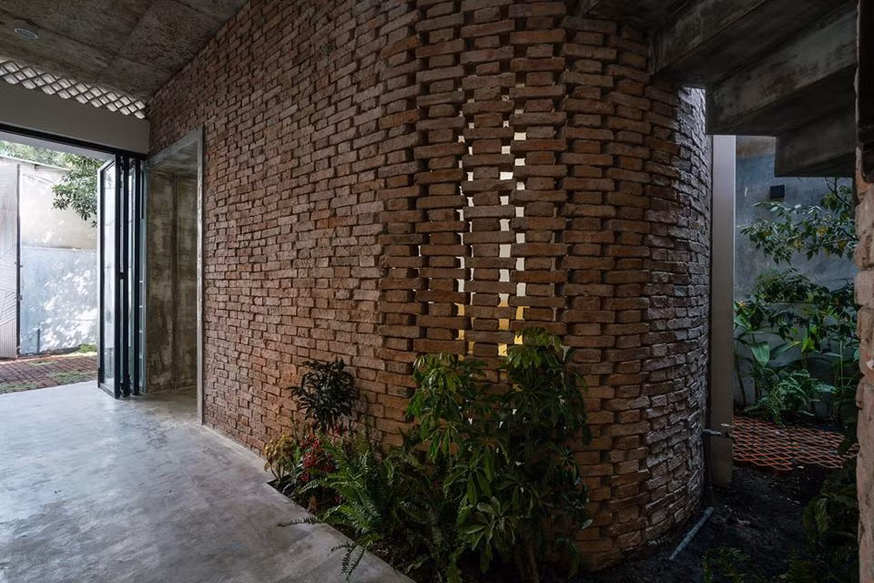Ấn tượng nhất trong ngôi nhà phố sau cải tạo là mảng tường gạch không sơn trát dùng làm vách ngăn.