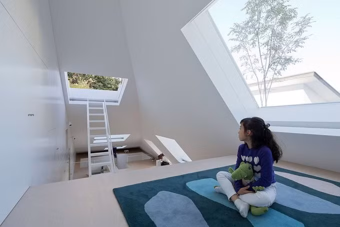 Cầu thang sau mái nhà giúp đi tới các phòng ngủ trẻ em.