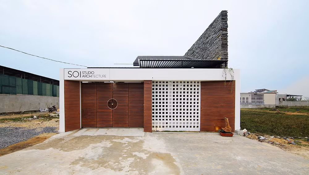 Tọa lạc tại Quảng Bình, ngôi nhà mang tên TQ House thu hút người qua đường không phải bởi vẻ đồ sộ mà bởi màu sắc mang đường nét cổ điển.