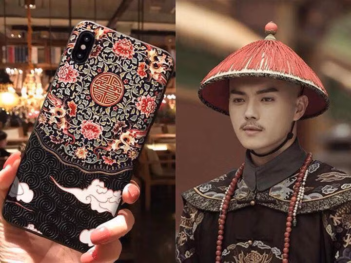 Theo chủ một shop bán hàng online, mỗi chiếc ốp với chủ đề Diên hi công lược tại đây hiện đang được bán với giá 109.000 đồng. Nếu muốn có dây tua rua kèm theo, người dùng sẽ phải bỏ thêm 10.000 đồng nữa. Tuy vậy, những sản phẩm này không có sẵn. Người mua cần đặt trước 8-12 ngày mới có thể nhận hàng.