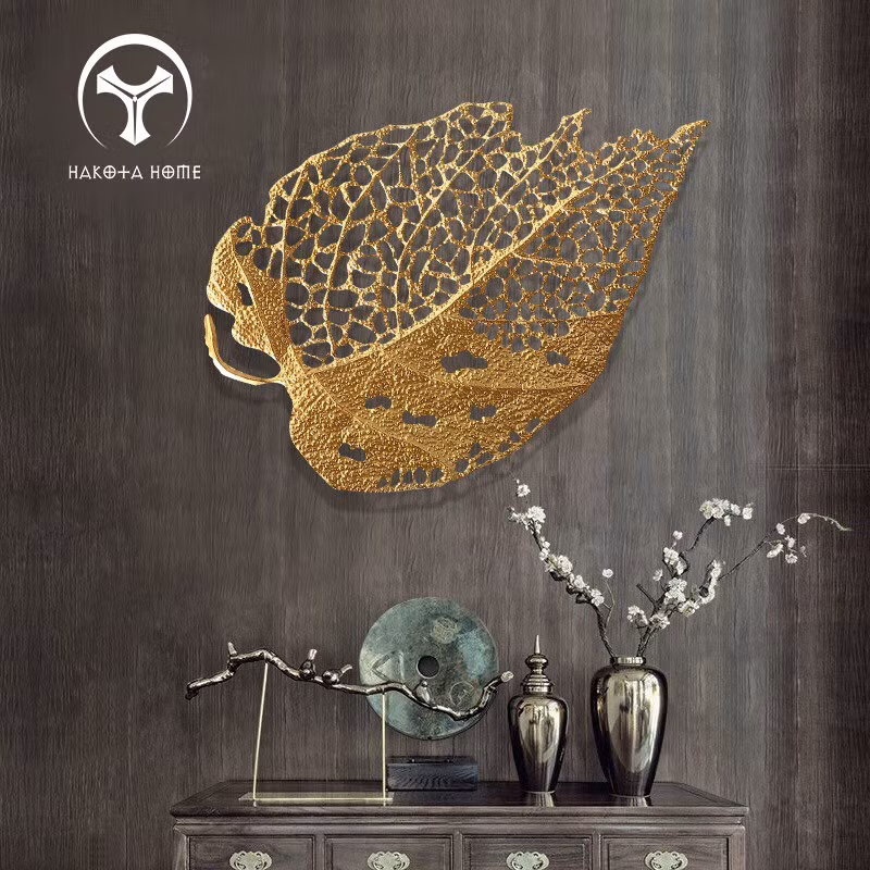 Những lá đạt yêu cầu sẽ được chuyển sang nhúng kim loại để cứng hóa toàn bộ chiếc lá. Ảnh: FB Hakota Home.