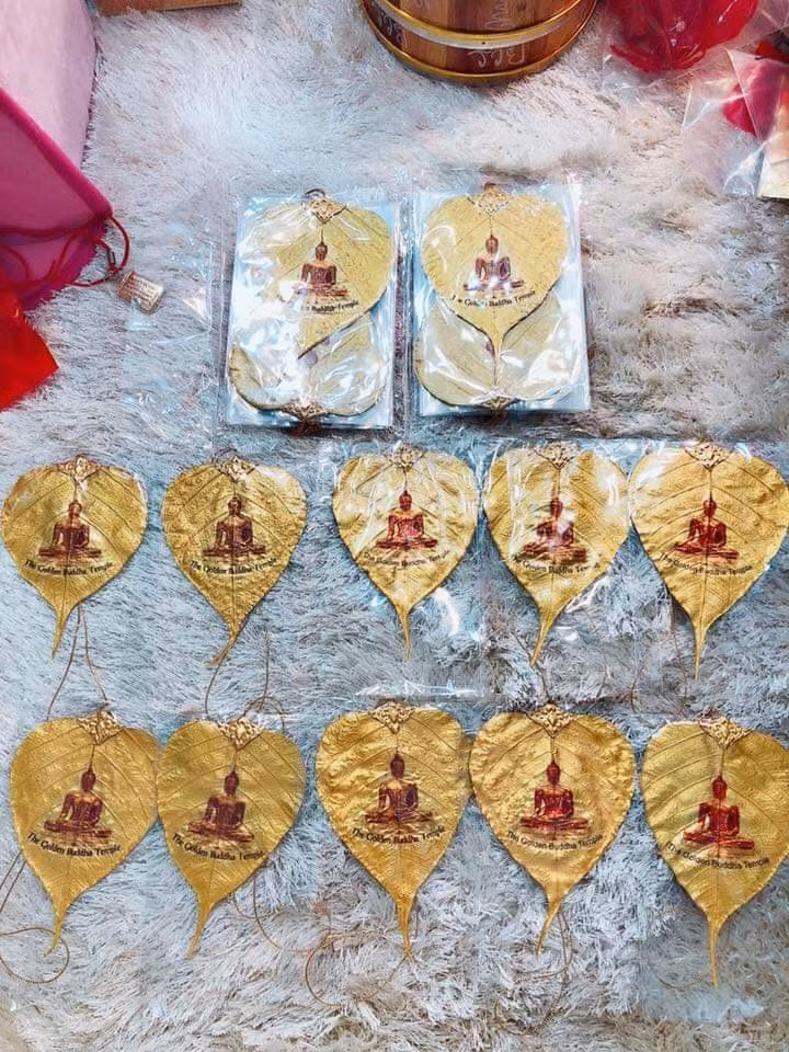 Thời gian gần đây, giới trẻ phát cuồng với một mặt hàng lá bồ đề dát vàng bán tràn lan trên chợ mạng. Ảnh: FB Mỹ Dung Trần.