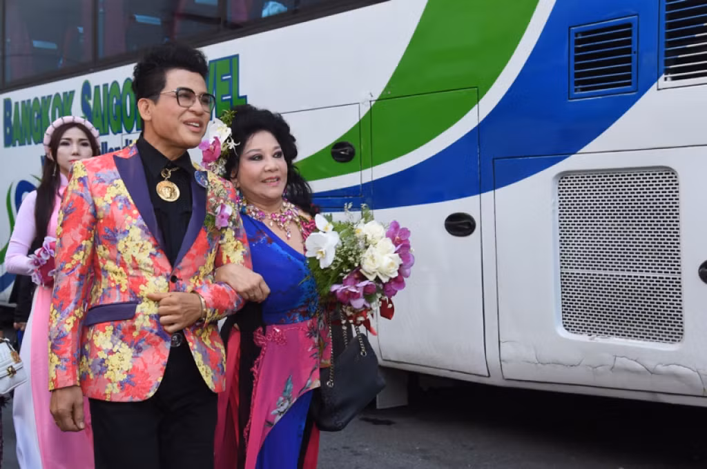 Về người vợ 9 lần cưới của mình, MC Thanh Bạch cho biết: "Thuý Nga là fan hâm mộ của tiểu thuyết Quỳnh Dao, từng trang truyện, từng tình huống nàng đều thuộc nằm lòng. Rất nhiều lần nàng ấy nằm mơ thấy cuộc tình của mình phải đẹp hơn Quỳnh Giao nàng mới chịu, và đó là lý do vì sao chúng tôi luôn có những hình thức nổi bật và ngọt ngào".