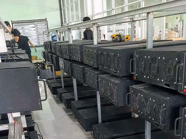 Máy đào tiền ảo tăng chóng mặt do nhiều người đang đổ xô đầu tư vào đồng tiền này. Trong ảnh: Máy đào tiền ảo tại một chuồng ở TP.HCM. Ảnh: QH