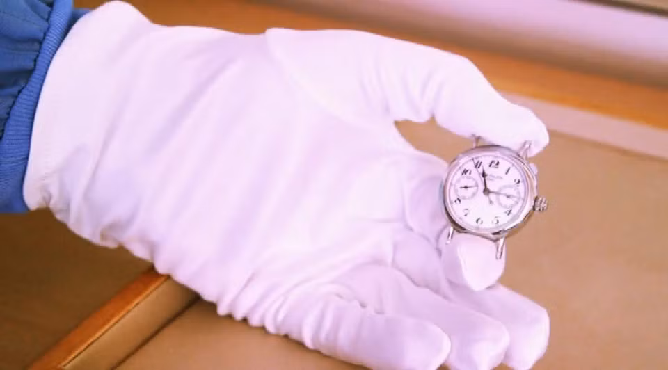 Điều đó cũng tạo nên nét đẹp sang trọng của chiếc đồng hồ hạng sang Patek Philippe 500.000 USD. Nguồn ảnh: Bloomberg TV.