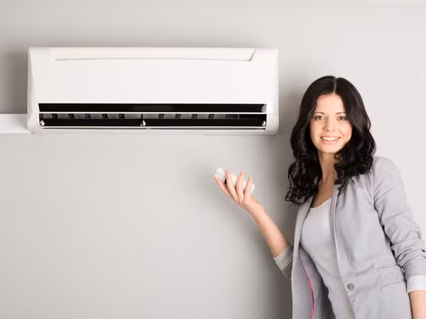 Theo một số chuyên gia điện lạnh, bật điều hòa khoảng 15 phút trước khi sử dụng không tốn thêm nhiều chi phí lại giúp cơ thể thoải mái hơn so với việc nằm trong phòng và chờ đợi.