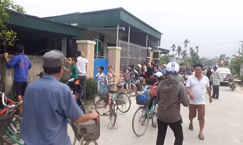 Anh C. đến nhà chị Hiền tìm vợ mới xảy ra xô xát, cãi vã khiến người dân tập trung đông - Ảnh: VĂN ĐỊNH