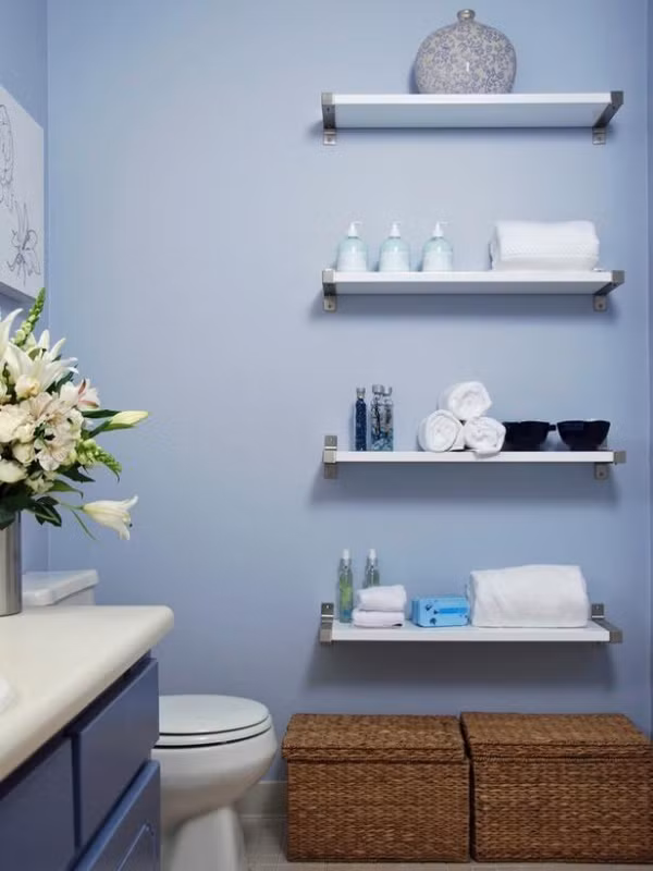 Kệ mở vừa giúp lưu trữ đồ vừa giúp gia chủ khéo khoe đồ dùng trang trí trong nhà.