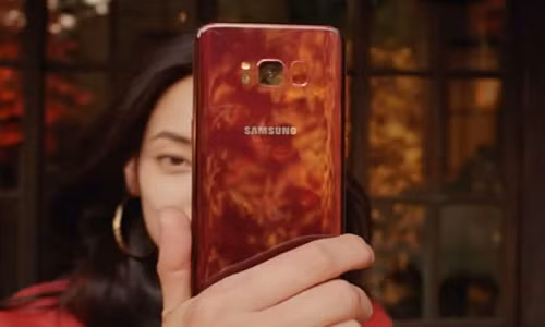 Samsung Galaxy S8 đỏ tía. Samsung Galaxy S8 đỏ tía.