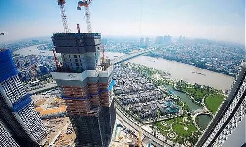 Được khởi công từ cuối năm 2016, The Landmark 81 có vốn đầu tư 1,4 tỷ USD gồm có khách sạn, nhà hàng, căn hộ cao cấp, đài quan sát 360 độ, sân trượt băng trong nhà, quán bar, trung tâm thương mại, văn phòng...Ảnh: Youtube.