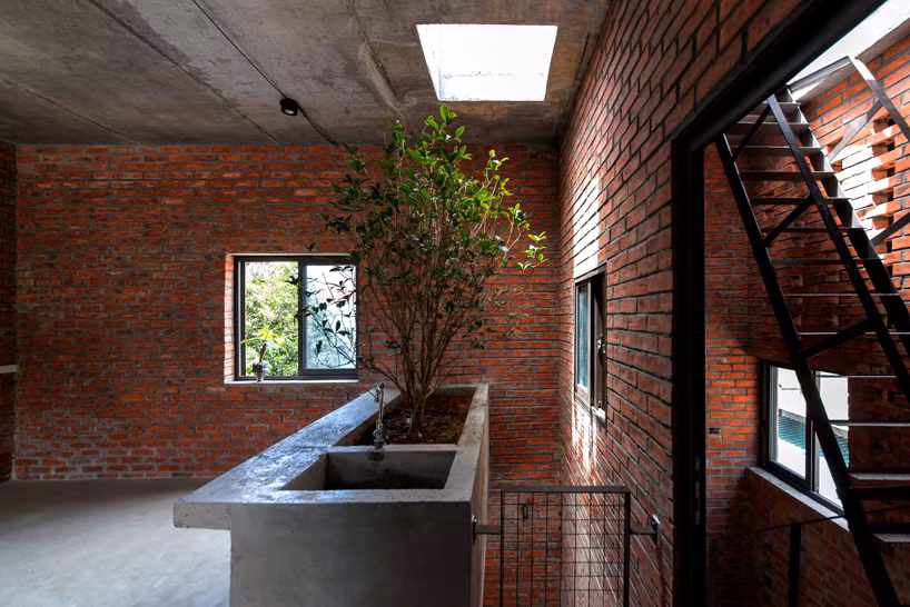 Bên trong ngôi nhà gạch thô là không gian tương phản giữa tự nhiên và nhân tạo. Nguồn ảnh: Archdaily.