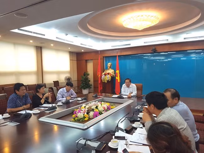 Theo Bộ trưởng Bộ TT&TT Trương Minh Tuấn, cần triển khai Nghị định 49 sao cho linh hoạt nhưng vẫn đảm bảo đúng quy định của pháp luật, đảm bảo thuận lợi cho khách hàng. Ảnh: Trọng Đạt Theo Bộ trưởng Bộ TT&TT Trương Minh Tuấn, cần triển khai Nghị định 49 sao cho linh hoạt nhưng vẫn đảm bảo đúng quy định của pháp luật, đảm bảo thuận lợi cho khách hàng. Ảnh: Trọng Đạt