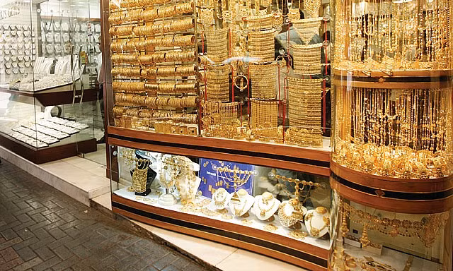 Nổi tiếng thế giới từ những năm 1940, chợ vàng Gold Souk buôn bán số lượng vàng ước tính 10 tấn mỗi ngày. Ảnh: Time Out Dubai.