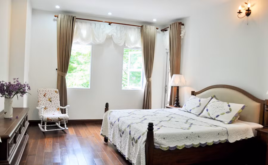 Phòng ngủ sử dụng các họa tiết mang đậm phong cách bán cổ điển.