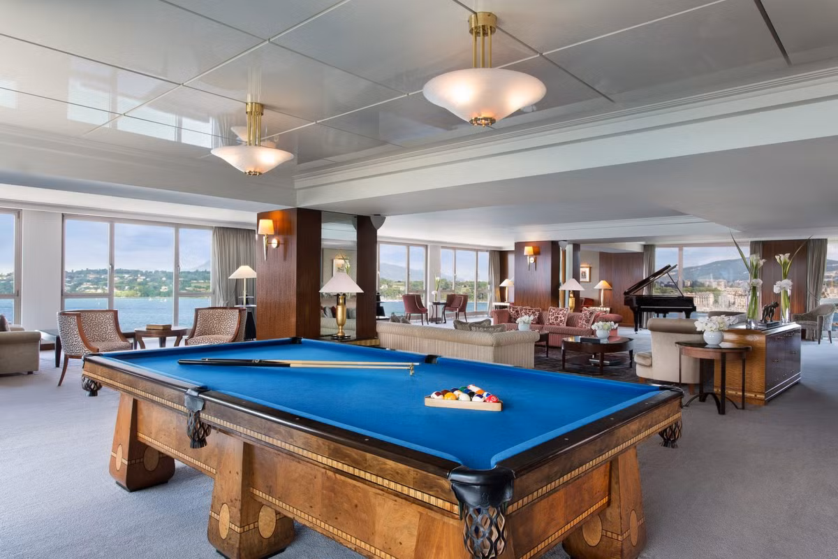 Ngoài ra còn có một phòng tập thể dục, một phòng chơi billiard, một phòng chăm sóc sắc đẹp.