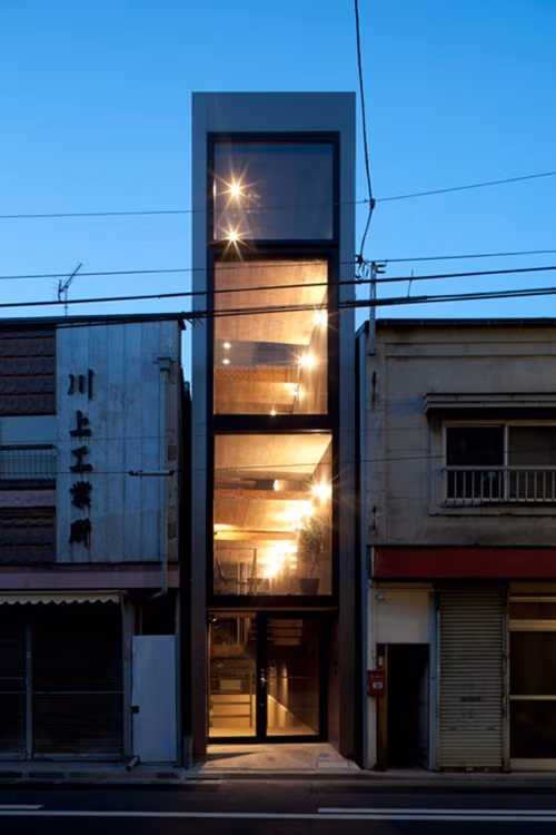 Tọa lạc tại khu vực Toshima-ku (Tokyo, Nhật Bản), ngôi nhà 4 tầng có chiều ngang chưa đến 2 mét (1,8 mét) khiến nhiều người tò mò về cách thiết kế nội thất bên trong.