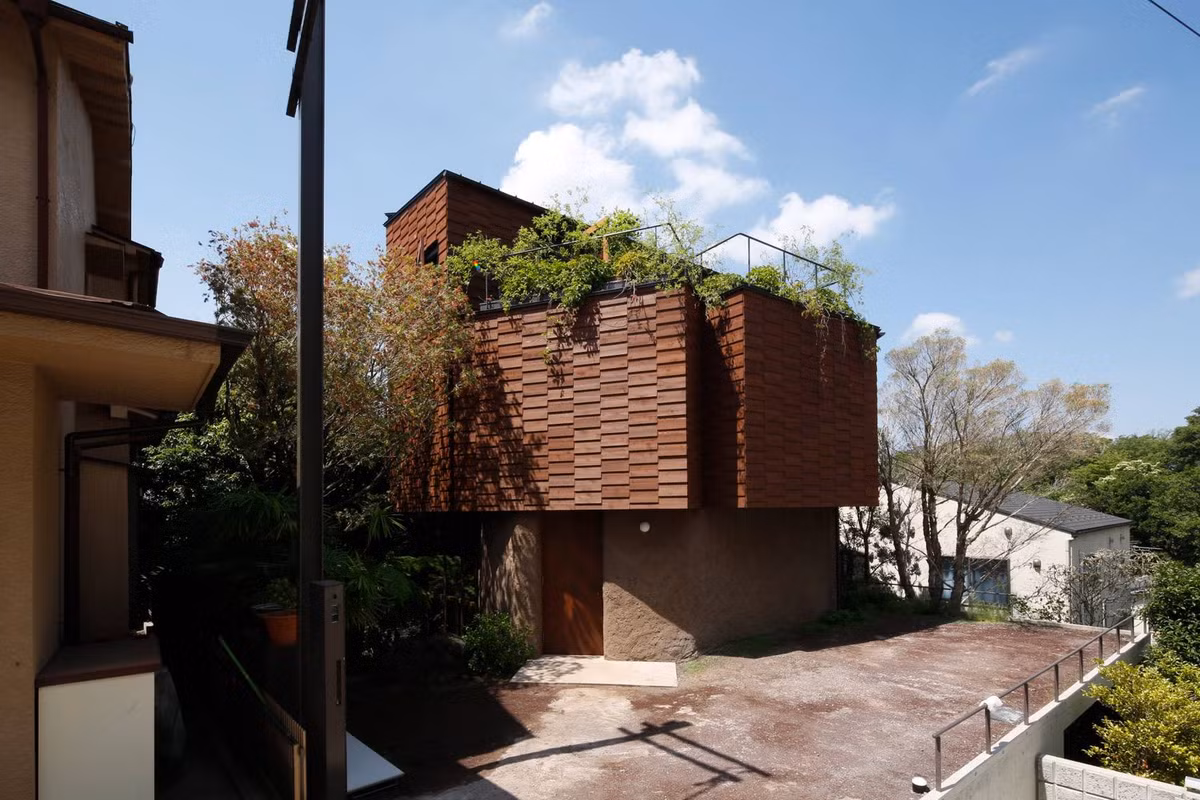 Giữa lòng thành phố Tokyo chật chội xuất hiện một ngôi nhà độc đáo với mặt tiền kính và gỗ nửa bát giác.
