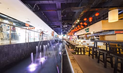 Thông tin phải trả lại mặt bằng khiến tình trạng ế ẩm tại chợ Sense Market càng thấy rõ. Ảnh: Zing.