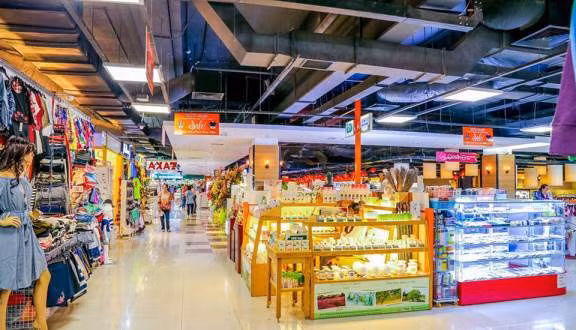 Với tổng diện tích 11.000 m2, Sense Market dành hơn 6.000 m2 làm bãi đậu xe với sức chứa khoảng 150 ôtô và 600 xe máy, 5.000 m2 còn lại dành cho khu chợ ẩm thực và mua sắm. Ảnh: Foody.