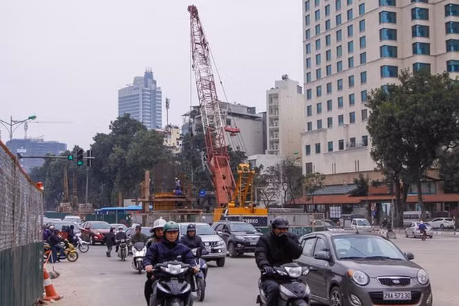 Cầu dài 271 m, rộng 10 m, xây dựng trực thông theo hướng đường Yên Phụ - Nghi Tàm. Thời gian thi công dự kiến kéo dài từ 7 - 7,5 tháng. Ảnh: Tiền phong.