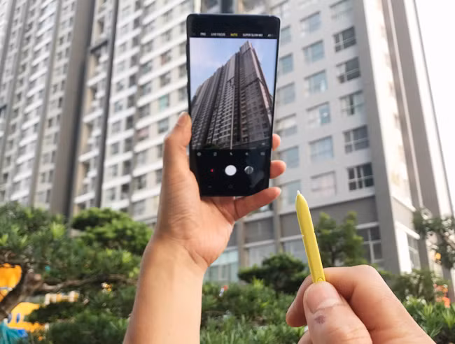 Được hỗ trợ bởi công nghệ bluetooth tiết kiệm năng lượng BLE (Bluetooth Low-Energy), S Pen của Galaxy Note9 sẽ mang đến một phong cách hoàn toàn mới về cách sử dụng Note. Chỉ với một thao tác nhấn đơn giản, người dùng có thể dễ dàng chụp ảnh selfie, chụp ảnh nhóm, trình chiếu bài thuyết trình, ngưng/phát video,... Các nhà phát triển ứng dụng thậm chí có thể tích hợp các tính năng BLE của S Pen vào các thành phẩm của họ ngay trong cuối năm nay.