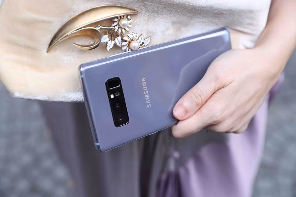 Galaxy Note 8 được trang bị camera kép 12 MP ở mặt lưng tạo ra hiệu ứng live focus (làm mờ hậu cảnh, tôn lên chủ thể), chống rung quang học và tính năng Dual Capture thu được ảnh cận cảnh và ảnh góc rộng cùng một lần bấm nút chụp. Ảnh: Dai Ngo - Lienchi Nguyen .