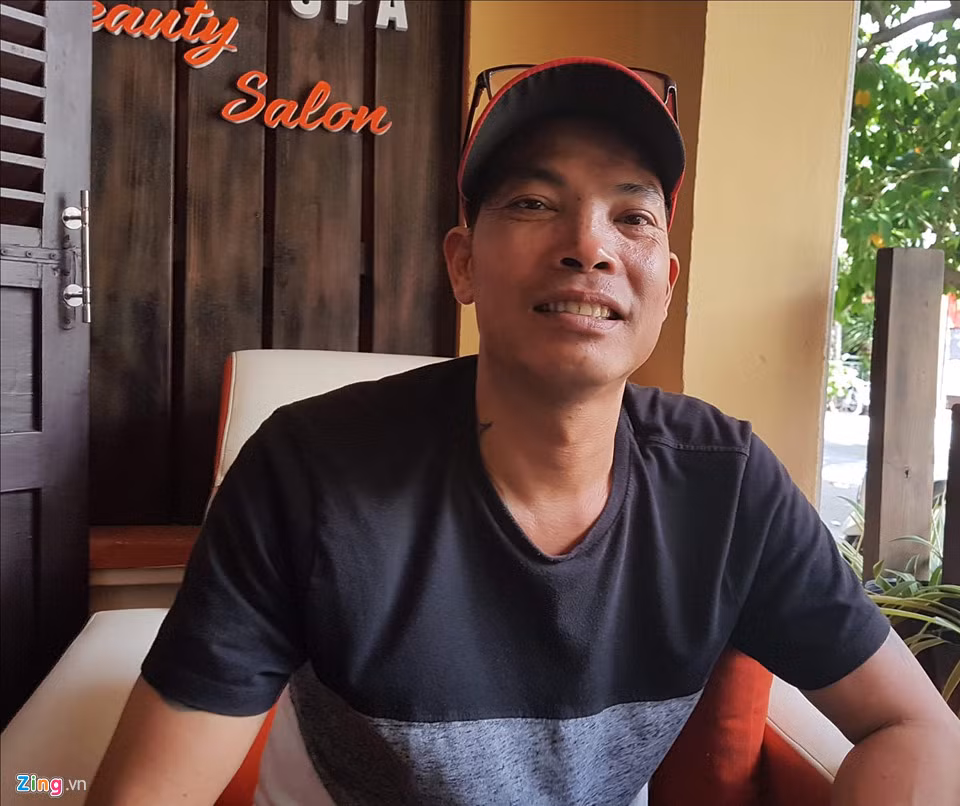 Cha Tiểu Vy đang trong tâm trạng rất phấn khởi sau khi con gái đăng quang Hoa hậu Việt Nam 2018 nhưng ông cũng muốn né tránh sự chú ý của dư luận cũng như truyền thông. Ông cáo lỗi vì bệnh nặng nên không đủ sức tiếp đón các vị khách đến thăm nhà, nhường việc tiếp đón lại cho người giúp việc và nhân viên cơ sở kinh doanh.