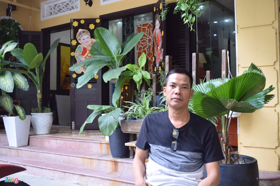 Cha của Tiểu Vy, ông Trần Hải Mỹ, ở bên ngoài căn nhà. Hiện ông 43 tuổi, sức khỏe không tốt lắm do ảnh hưởng của tai biến. Còn mẹ Tiểu Vy tên là Huỳnh Thị Thu Trang, 41 tuổi. Người mẹ đang ở TP.HCM cùng con gái, khoảng ít hôm nữa là về Hội An.