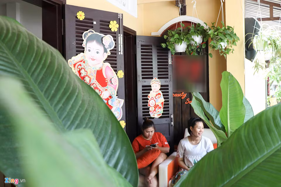 Người giúp việc và nhân viên ở đây cho biết chưa từng thấy Tiểu Vy đưa người yêu về nhà giới thiệu. Tối qua (16/9), việc cô đăng quang khiến mọi người đều vui mừng.