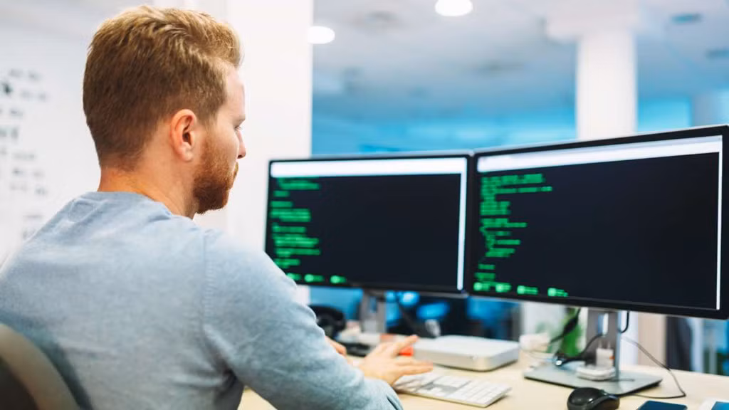  Hacker mũ trắng được cấp chứng chỉ - Thu nhập ước tính hàng năm: 77.331 USD Lĩnh vực công nghệ và an ninh mạng luôn đầy những công việc lương cao. Hacker mũ trắng được cấp chứng chỉ là những người chuyên can thiệp vào thâm nhập vào hệ thống máy tính của người khác với mục đích tốt. Đây là công việc ít người từng nghe tới nhưng lại có thu nhập khá tốt. Họ có mặt trong hầu như mọi lĩnh vực, được thuê để thâm nhập vào các máy tính và hệ thống để tìm ra lỗi.