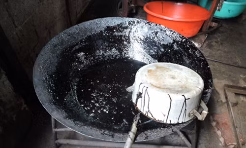 Cà phê hạt và đậu nành sau khi rang, phối trộn hương liệu sẽ được cơ sở này xay nhuyễn rồi đóng gói, bán ra thị trường. Ảnh: NLĐ.