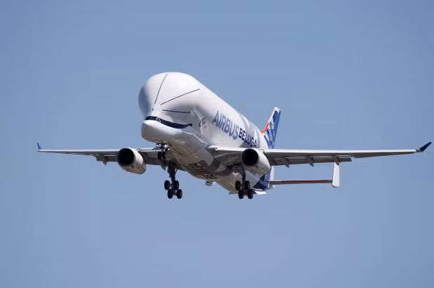 Máy bay cá voi của Airbus cao 19 m, tương đương một ngôi nhà 3 tầng, và có thể vận chuyển đến 51 tấn hàng hóa với quãng đường dài 2.500 dặm (khoảng hơn 4.000km). Ảnh: Mashable.